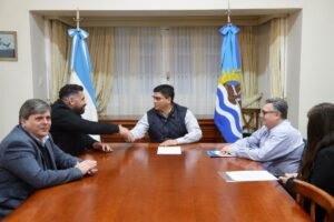 Vidal y Galarza sellaron el acuerdo para 10 viviendas en Cañadón Seco financiadas por el Fondo UNIRSE